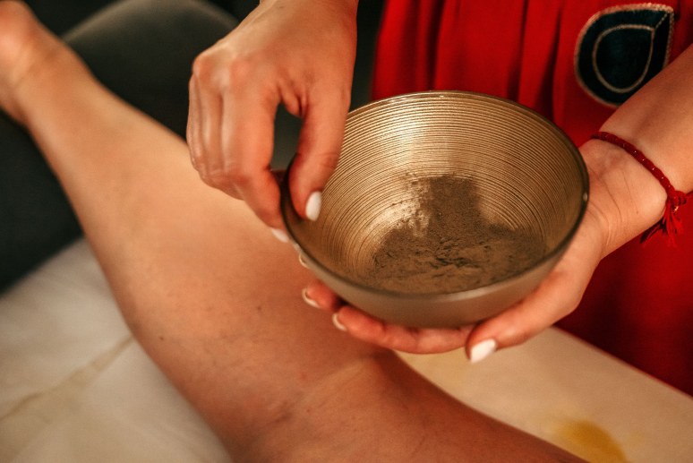 A képen a Maitri Ayurvéda központ tulajdososa egy személyen Shirodara kezelést csinál 